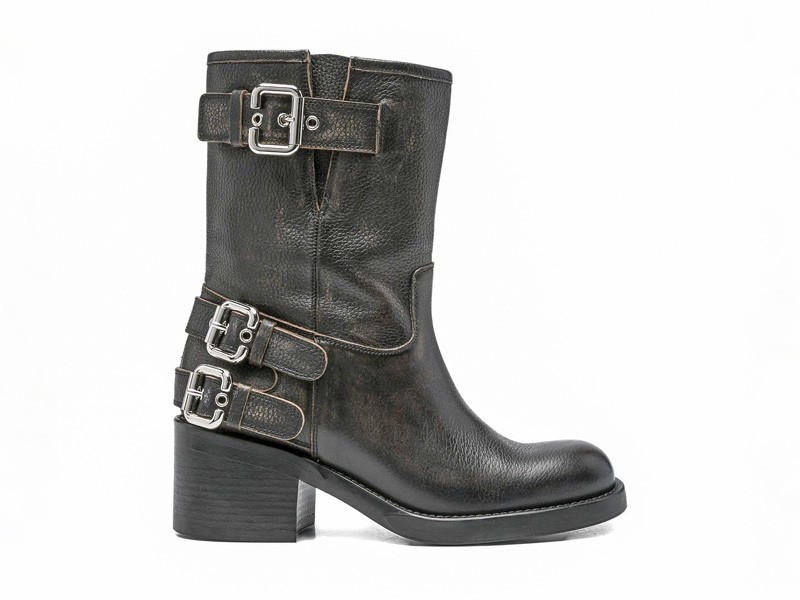 Botas altas en negros y marrones con foco en textura