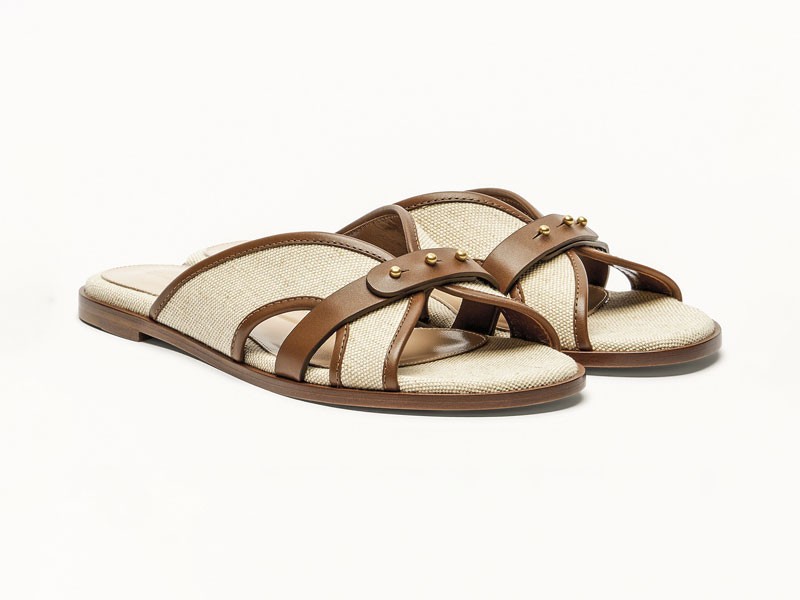 Chanclas artesanales con tramas abiertas y suelas planas