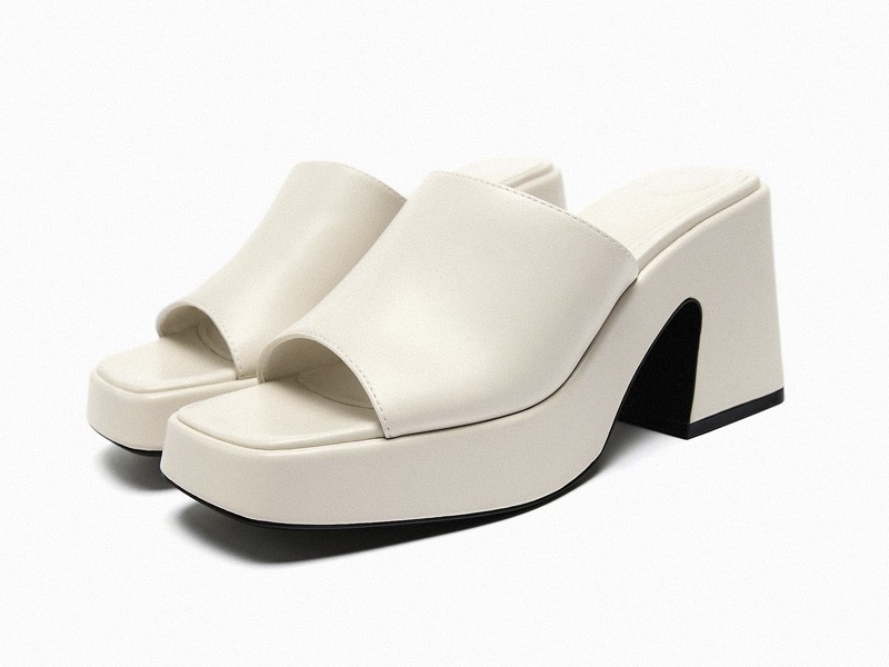 Mules y chanclas altas