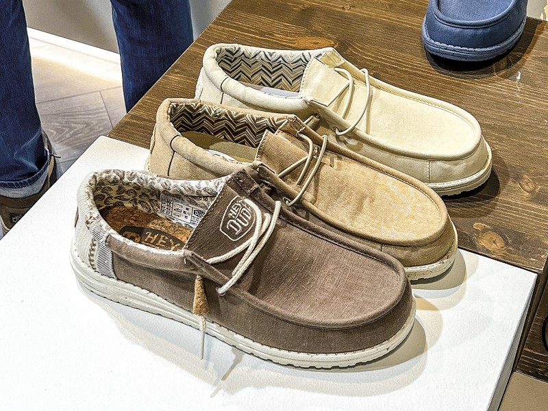 Lace-up flat shoes