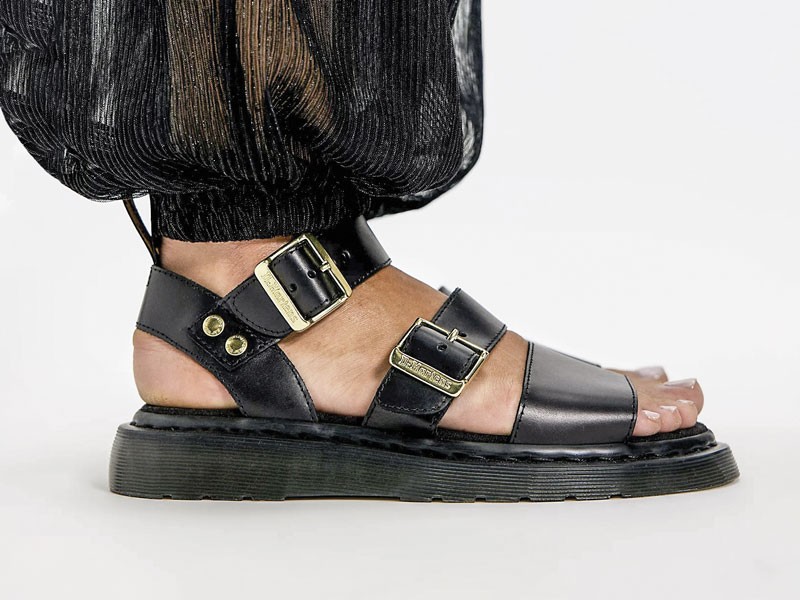 SANDALIAS BAJAS MUJER CALZADO TENDENCIA PRIMAVERA VERNAO 2026 2027 SERMA167descarga-(19).jpg Sandalias romanas enlazan tiras, hebillas y tobillos