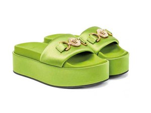7. Verde pistacho, entre los preferidos dentro de la paleta de verano. Le siguen naranja, magenta, celeste, amarillo y rosa. APUNTES Primavera Verano 2023·24
