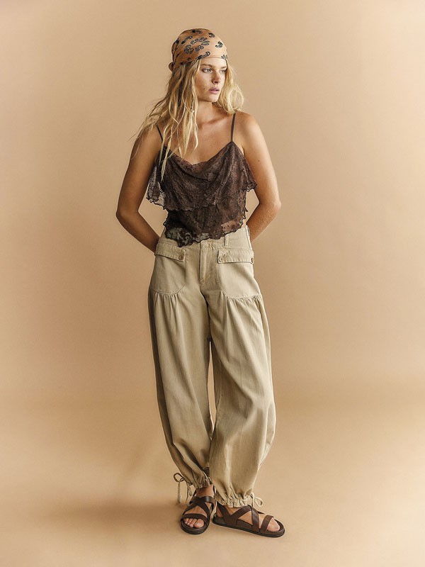 SANDALIAS BAJAS MUJER CALZADO TENDENCIA PRIMAVERA VERNAO 2026 2027 SERMA167descarga-(8).jpg Sandalias romanas enlazan tiras, hebillas y tobillos