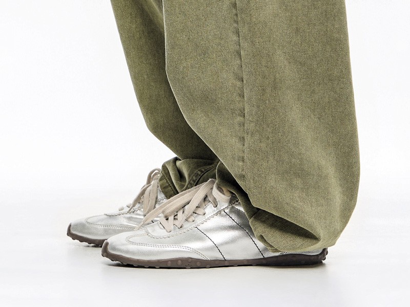 Sneakers metalizadas para mujer con brillo plateado urbano