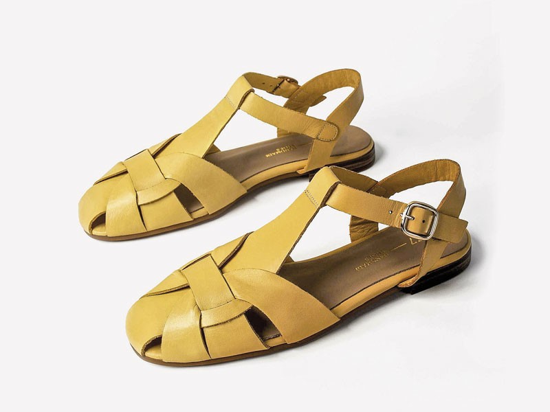 Sandalias cangrejeras renuevan tramas, color y tiras