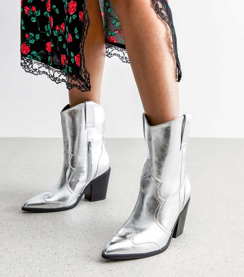 ¡Se ilumina el invierno! Las botas plateadas son tendencia