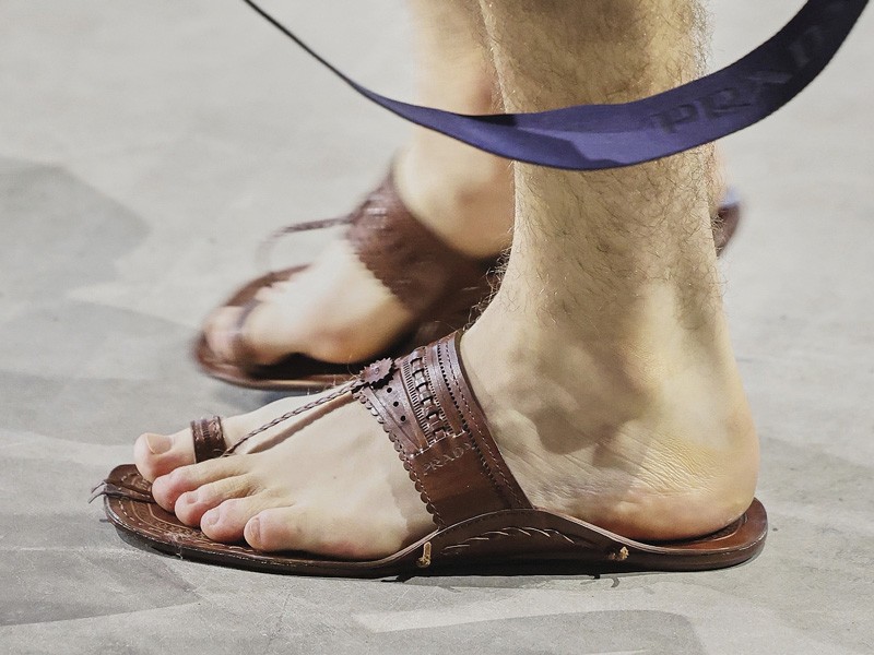 Finalmente, las icónicas sandalias Kolhapuri serán producidas mediante una colaboración de Prada con artesanos indios.