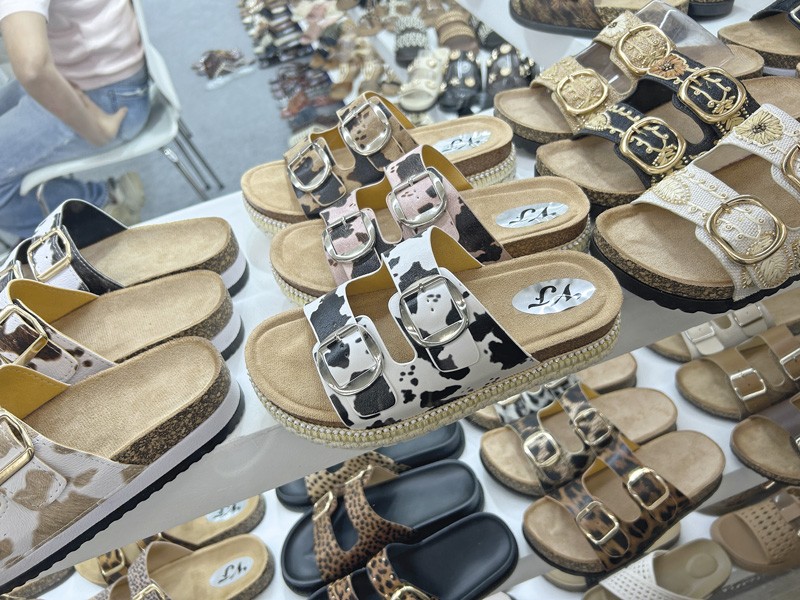 Fue masiva la propuesta en líneas tipo Birkenstock. EXPO RIVA SCHUH se consolidó como el mayor encuentro global del calzado y manufacturas