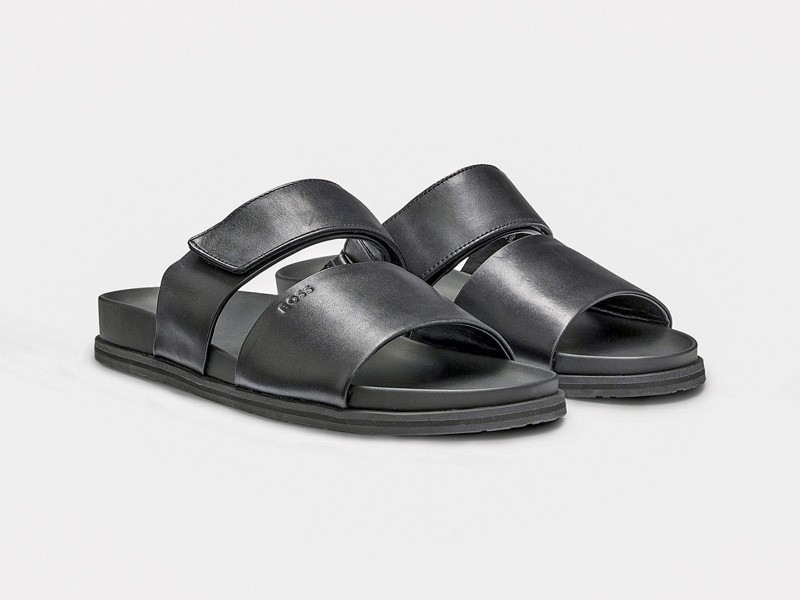 Chanclas urbanas combinan fajas, hebillas y cruces