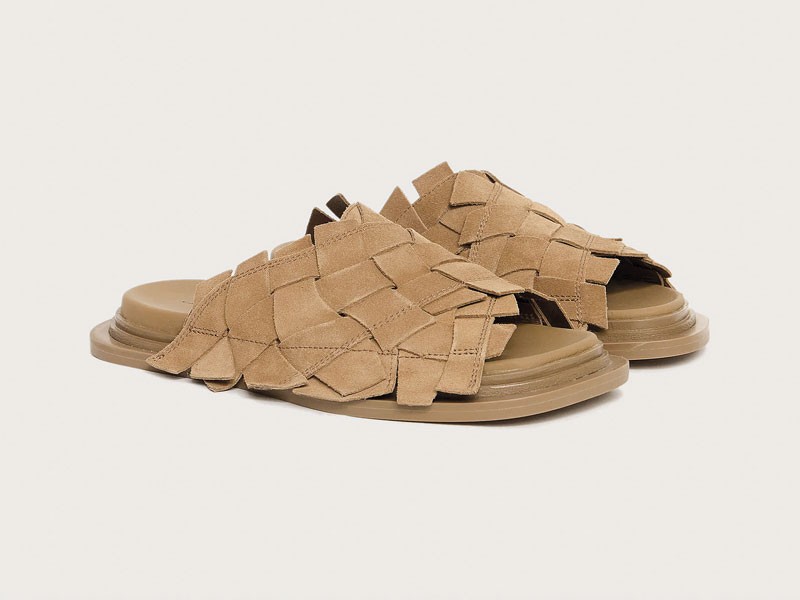 Chanclas artesanales con tramas abiertas y suelas planas