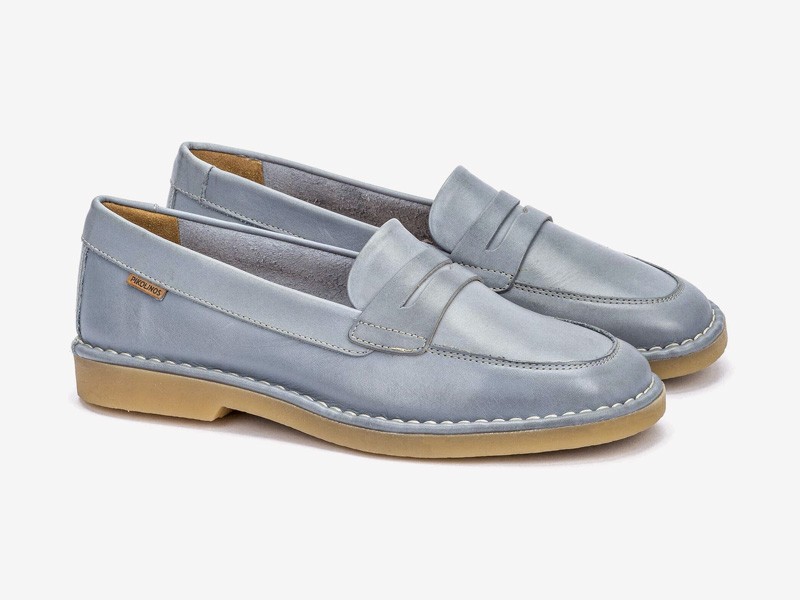 Mocasines femeninos suavizan siluetas con azul denim