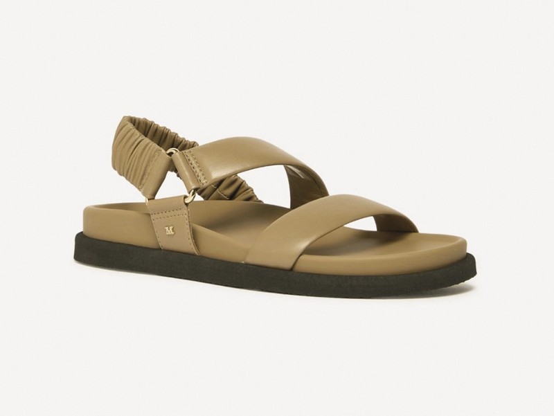Los marrones organizan colecciones de sandalias masculinas