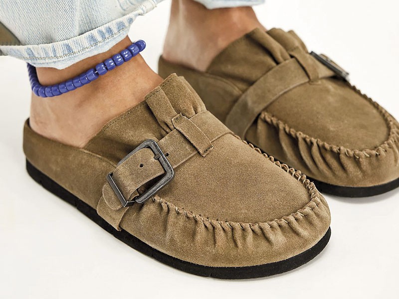 Mules tipo mocasín activan lazos, hebillas y texturas