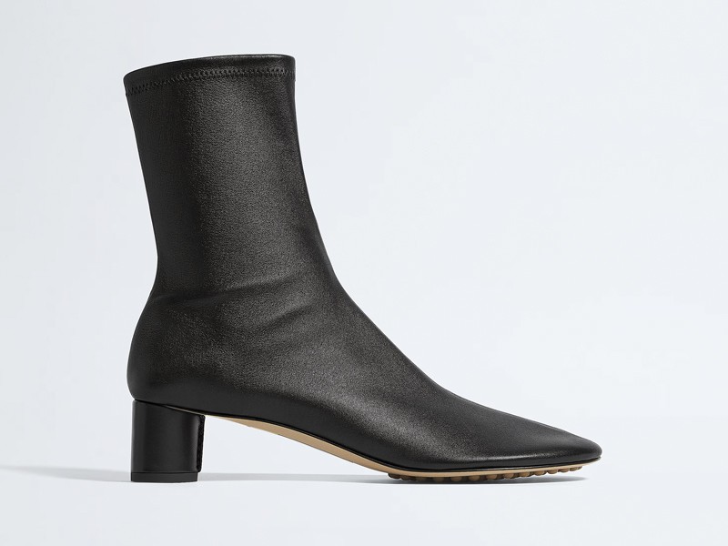 BOTAS GUANTE - GLOVE BOOTS - TENDENCIA CALZADO MARROQUINERIA BOLSOS CARTERAS OTOÑO INVIERNO 2026FOTO-4.-876249V6IX01000_A.jpg TENDENCIA INVIERNO. ¿Qué son las glove boots o botas guante?