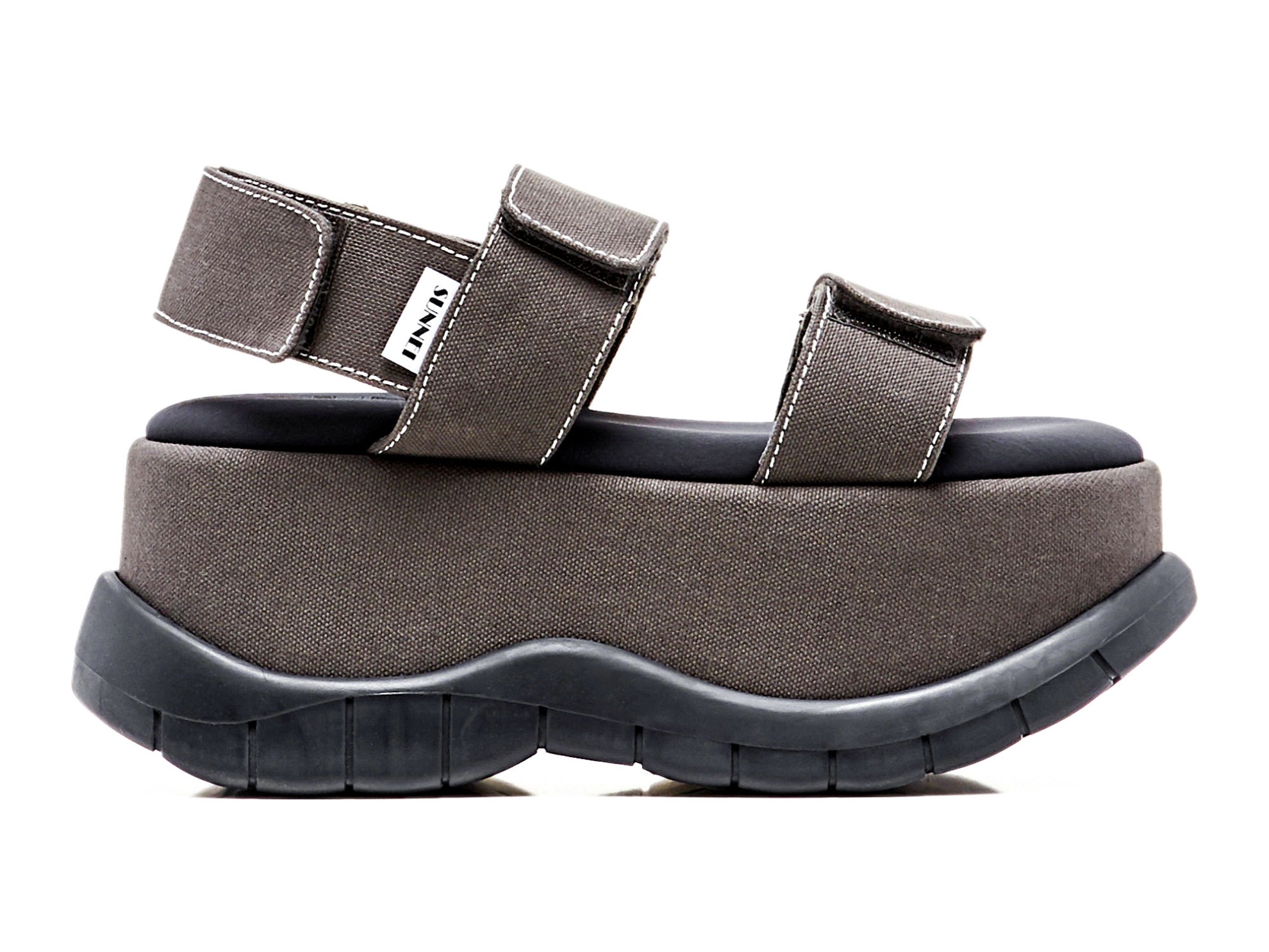 Sandalias y chanclas con plataformas