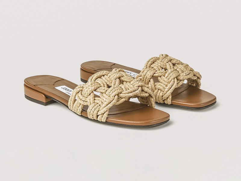 Chanclas artesanales con tramas abiertas y suelas planas