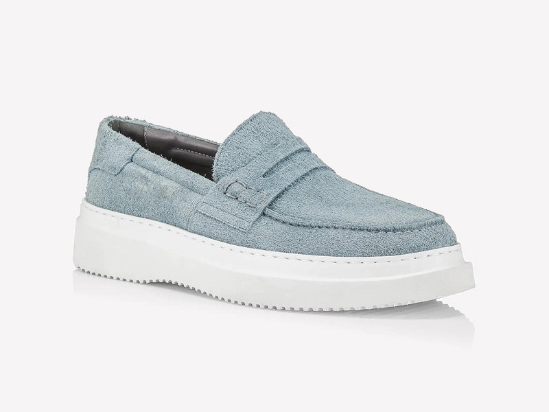 Mocasines femeninos suavizan siluetas con azul denim
