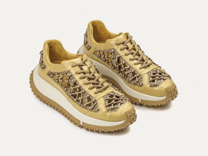 Sneakers fashion combinan recortes, cordones y suelas onduladas