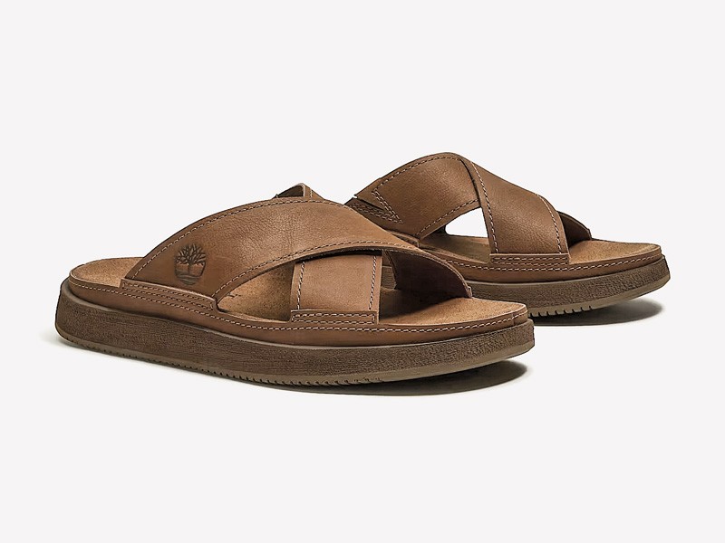 Chanclas urbanas combinan fajas, hebillas y cruces