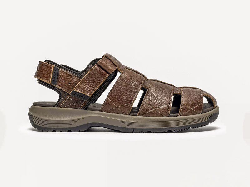 Sandalias masculinas combinan tiras, calados y fondos robustos