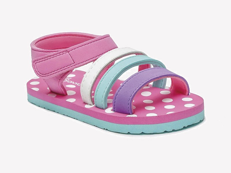 Sandalias infantiles alternan punteras abiertas y semicerradas