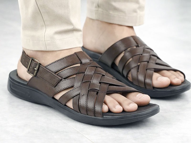 Sandalias masculinas combinan tiras, calados y fondos robustos
