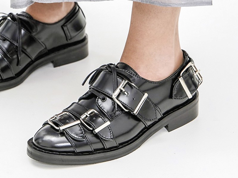 Bajos con forros visibles y volúmenes blandos