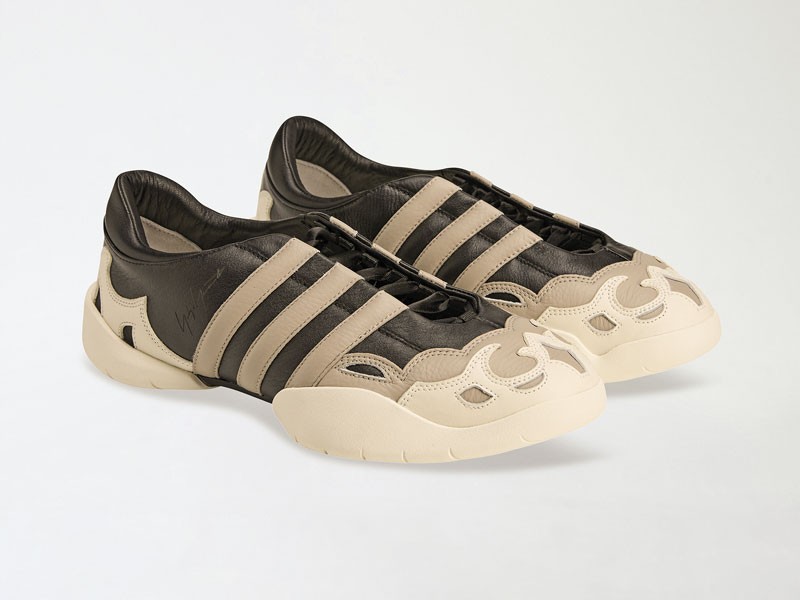 Sneakers fashion combinan recortes, cordones y suelas onduladas