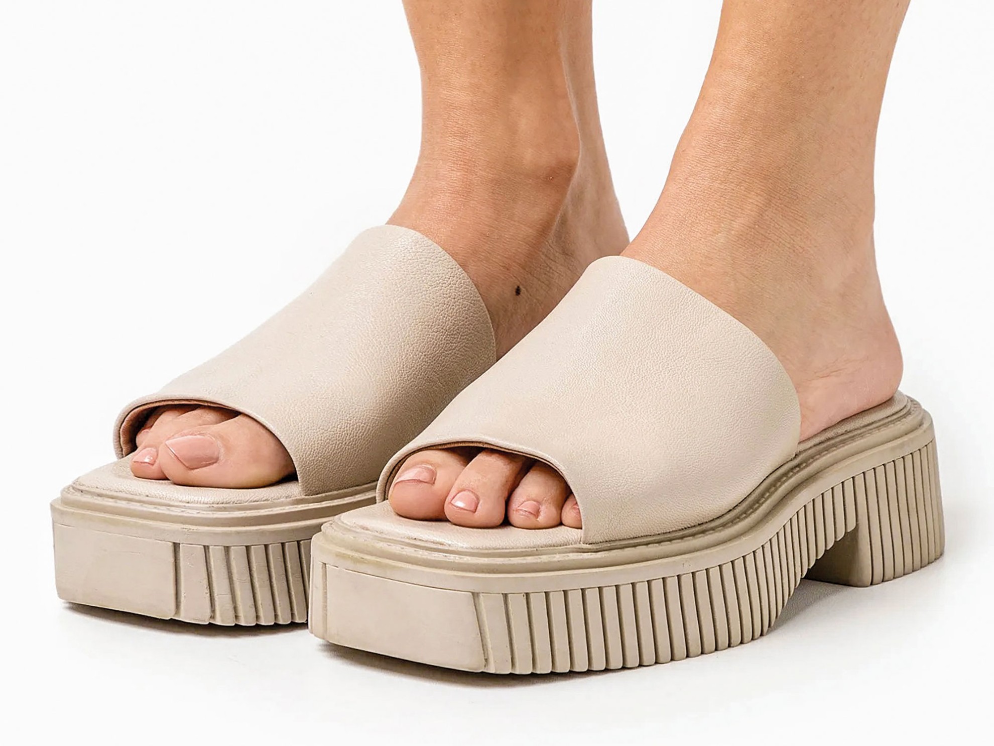 Sandalias y chanclas con plataformas