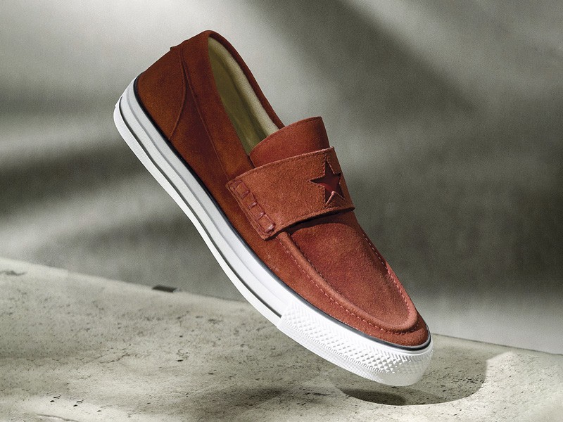 Calzado en tono merlot para hombre con cuero y gamuza