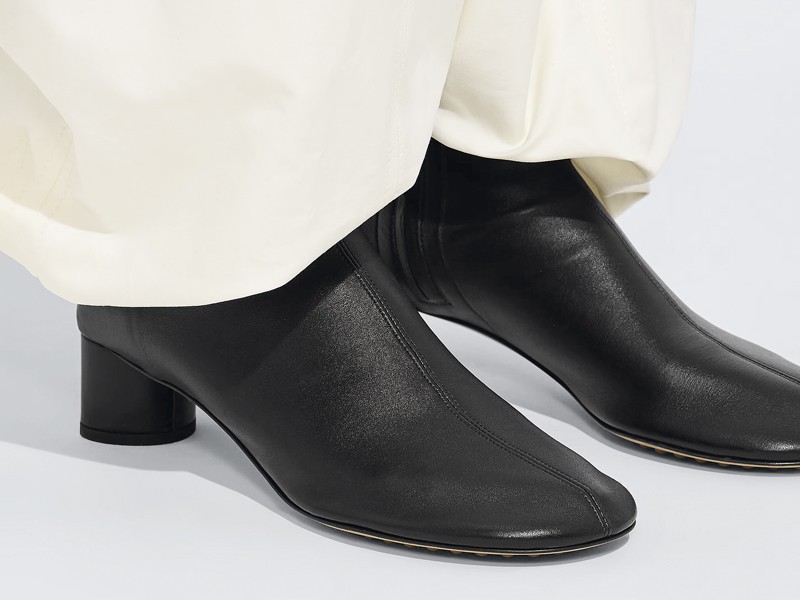 BOTAS GUANTE - GLOVE BOOTS - TENDENCIA CALZADO MARROQUINERIA BOLSOS CARTERAS OTOÑO INVIERNO 2026FOTO-6.-876249V6IX01000_B.jpg TENDENCIA INVIERNO. ¿Qué son las glove boots o botas guante?