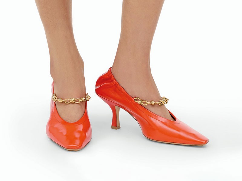 Closed high heel shoes