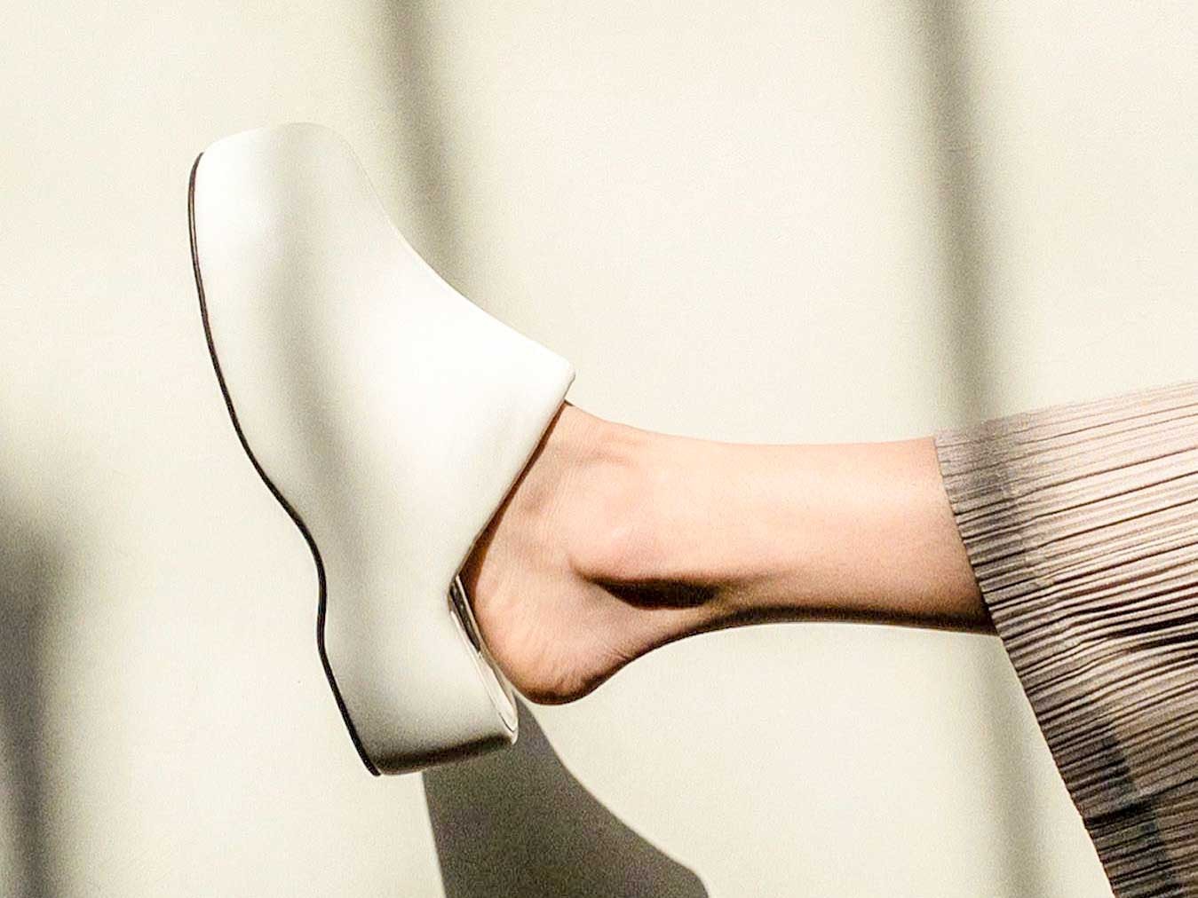 Simplemente distintos. Los zuecos y plataformas de SIMON MILLER