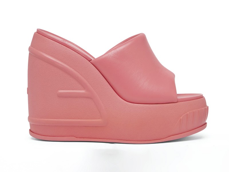 Mules y chanclas altas