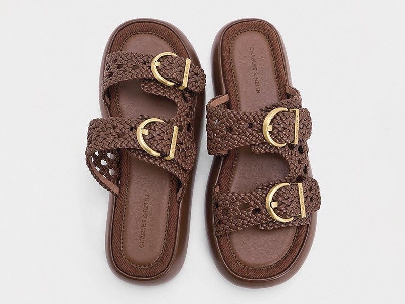 CHANCLAS FAJAS ARTESANALAES MUJER TENDENCIA CALZADO MARROQUINERIA BOLSOS CARTERAS PRIMAVERA VERANO 2026 SERMA 15852ccbdaa8e70d03b7665109dbe761a33.jpg Tiras y hebillas estructuran capelladas para sandalias