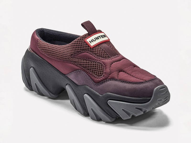 Sneakers urbanas combinan mallas, cordones y suelas mixtas
