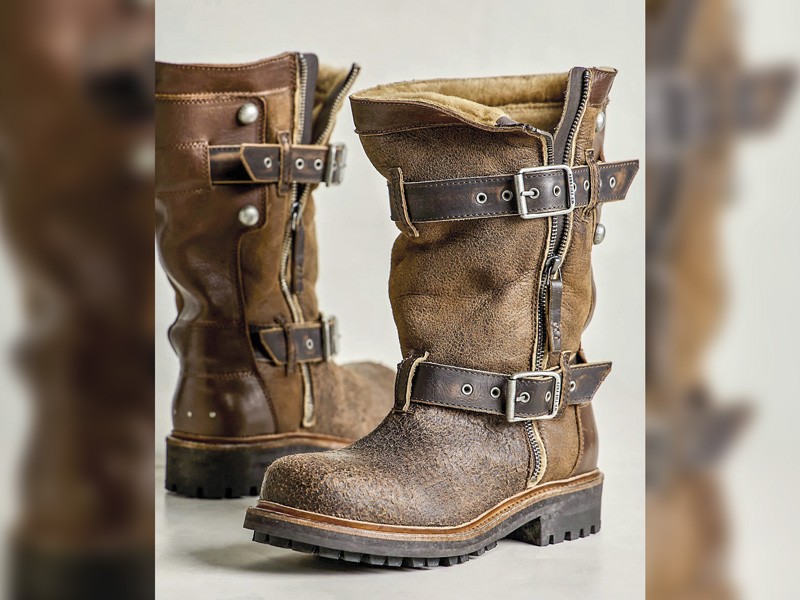 Botas y botinetas urbanas con herrajes y cuero envejecido