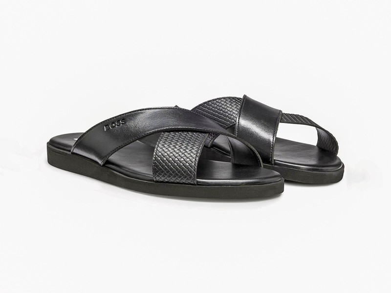 Chanclas urbanas combinan fajas, hebillas y cruces
