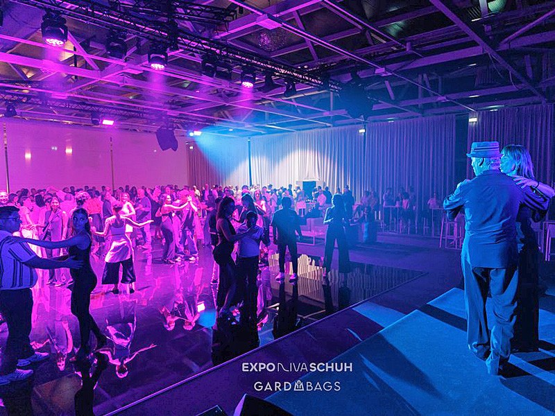 Cena y espectáculos para el relax y divertimento en EXPO RIVA SCHUH. EXPO RIVA SCHUH se consolidó como el mayor encuentro global del calzado y manufacturas