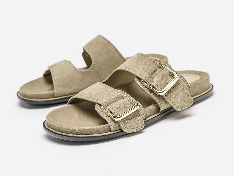 Chanclas urbanas combinan fajas, hebillas y cruces