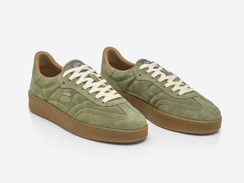 Sneakers urbanas en verde oliva con gamuza y suelas gum