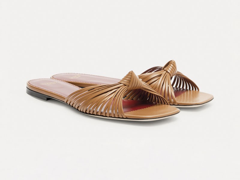 Chanclas artesanales con tramas abiertas y suelas planas