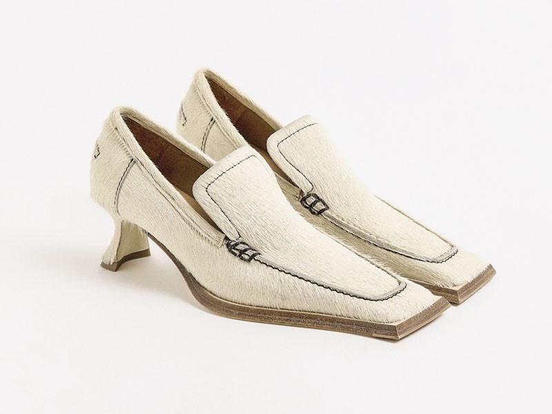 Zapatos altos combinan puntas finas, tramas y tacos