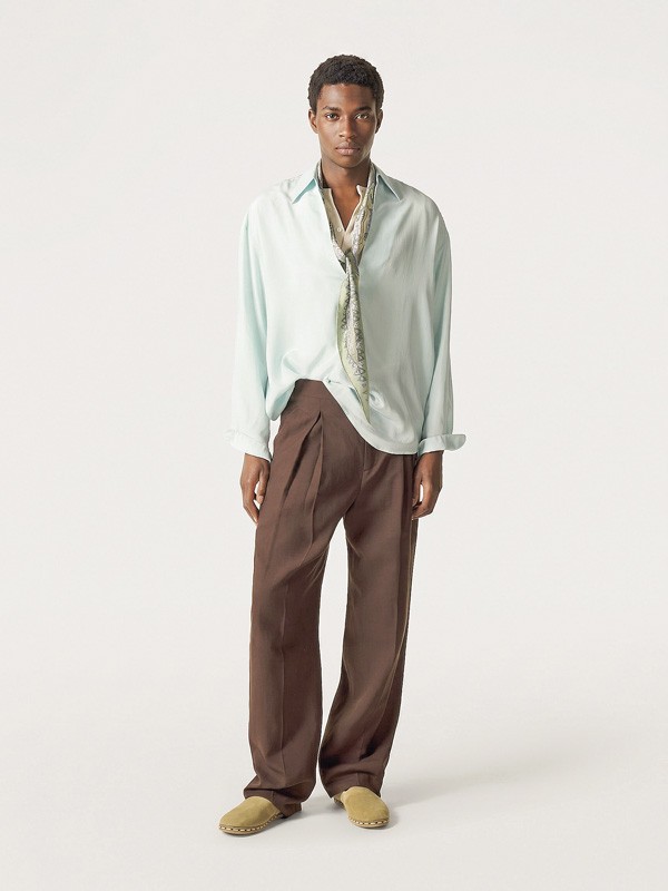 SILUETAS SLIM LISO SPORT HOMBRE CALZADO TENDENCIA PRIMAVERA VERNAO 2026 2027 SERMA 1579ojjph9ojjp.jpg Siluetas slim afinan bajos masculinos con suelas delgadas