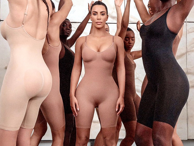 A partir de la fama de la modelo y empresaria Kim Kardashian, NIKE apuesta a una mayor presencia en el mercado femenino.