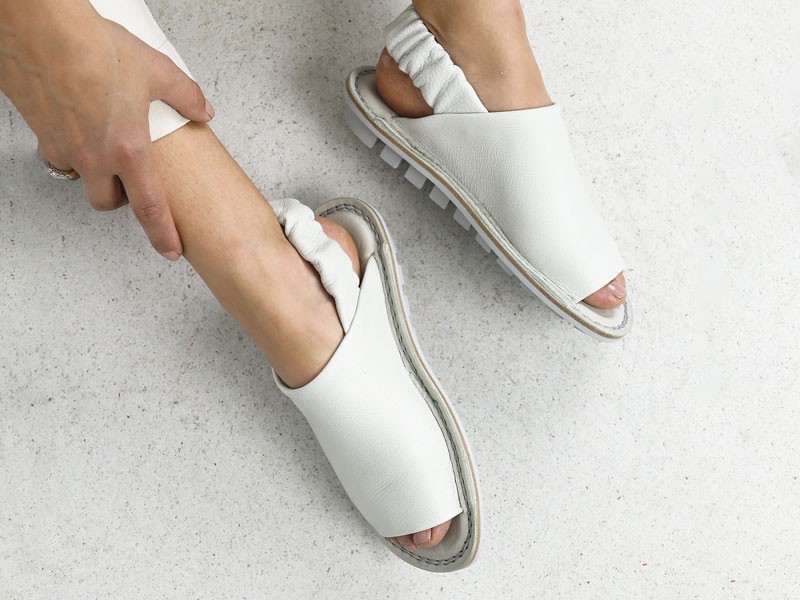 SANDALIAS BAJAS MUJER CALZADO TENDENCIA PRIMAVERA VERNAO 2026 2027 SERMA167Trippen_Nudge_f_perla_alb_avor_lxp_pa_prl.jpg Sandalias femeninas aclaran tiras, hebillas y bases