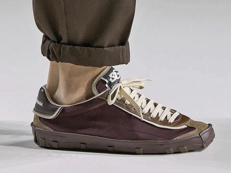 Sneakers masculinas consolidan verdes, gum y perfiles bajos