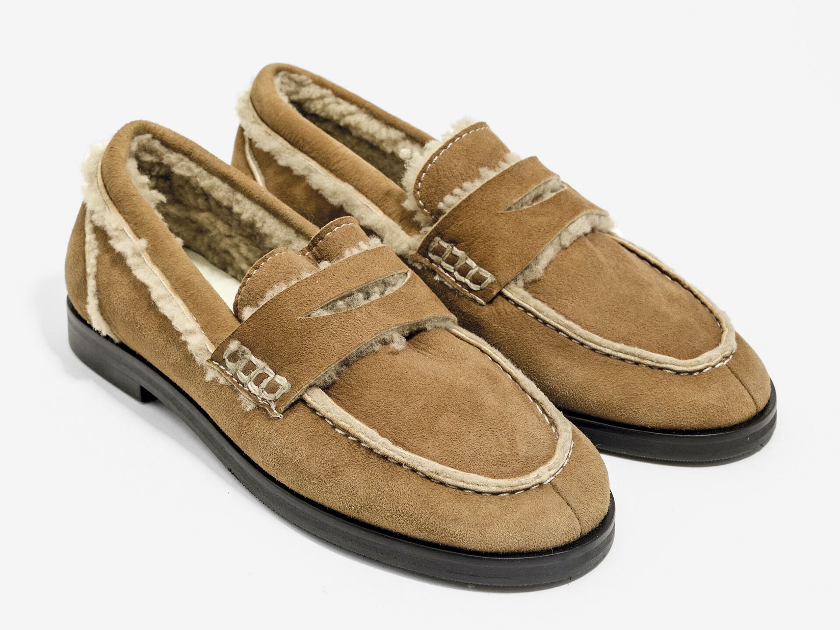 Tendencias en mocasines mujer 2026 efecto shearling