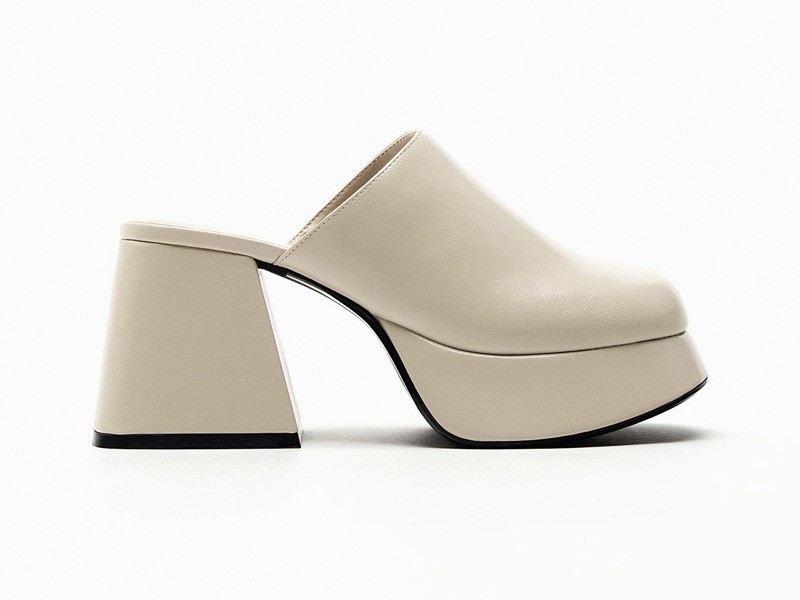 Mules y chanclas altas
