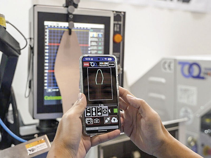 Equipos para armado de calzados controlados directamente desde un celular inteligente. SIMAC TANNING TECH. Referente mundial de tecnología para el sector